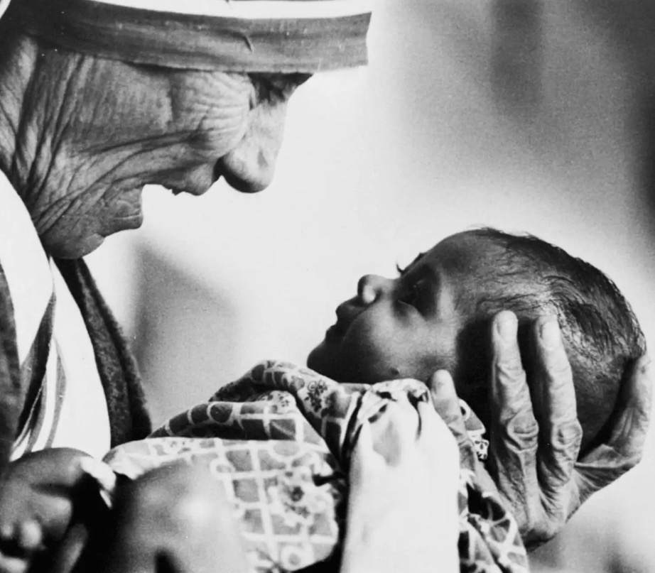 Mother_teresa_and_smiling_baby